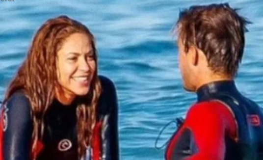 Após término com Piqué, Shakira é flagrada com possível novo affair em praia espanhola (Reprodução)